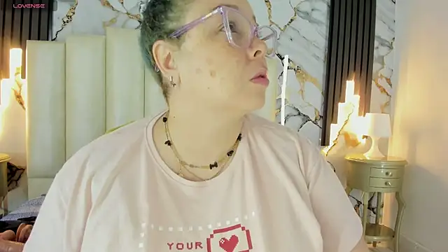 Snapshot of mollieblue69 chatting on 09.27.25 mollieblue69 online show from 09.27.25