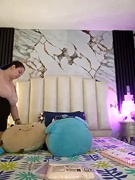 Snapshot of mollieblue69 chatting on 12.04.25 mollieblue69 online show from 12.04.25