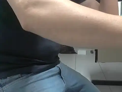 Snapshot of oliveira3tt chatting on 09.18.25 oliveira3tt online show from 09.18.25