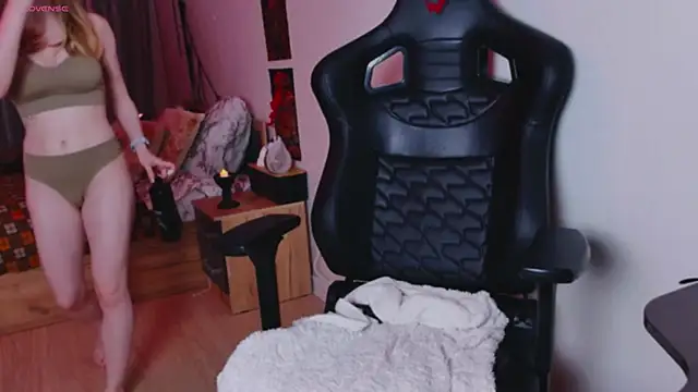 Snapshot of _whiteprincess chatting on 10.23.25 whiteprincess online show from 10.23.25