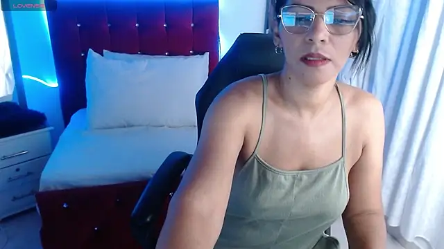 Snapshot of Wanda_Milf chatting on 10.21.25 Wanda Milf online show from 10.21.25