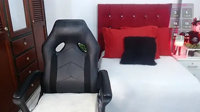 Snapshot of Wanda_Milf chatting on 12.13.25 Wanda Milf online show from 12.13.25