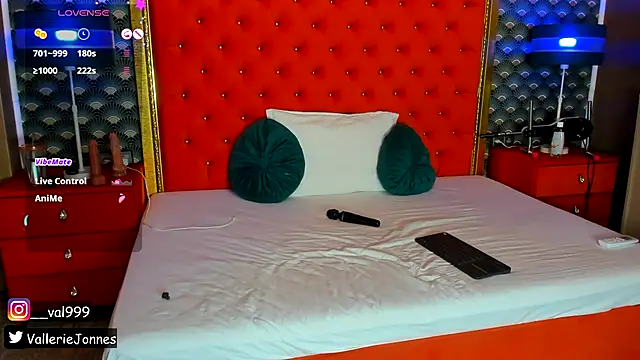 VallerieJones online show from 11.04.25