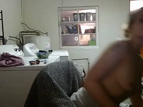 Snapshot of missymilf chatting on 01.18.25 missymilf online show from 01.18.25