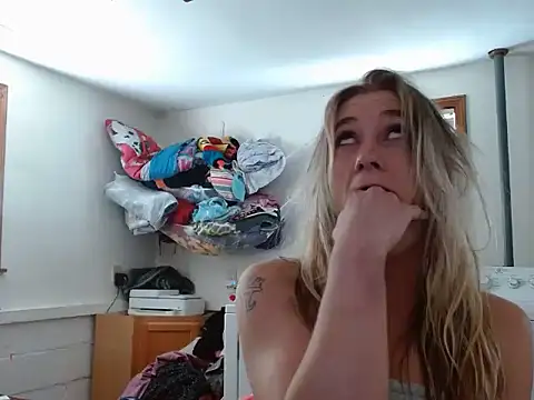 Snapshot of missymilf chatting on 09.16.25 missymilf online show from 09.16.25