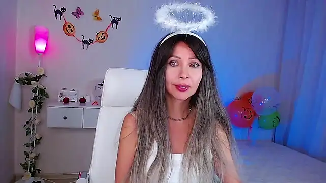 Snapshot of wendifoste chatting on 10.30.25 wendifoste online show from 10.30.25