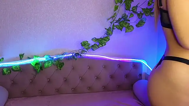 Snapshot of ParadisePleasure_ chatting on 01.17.25 ParadisePleasure  online show from 01.17.25