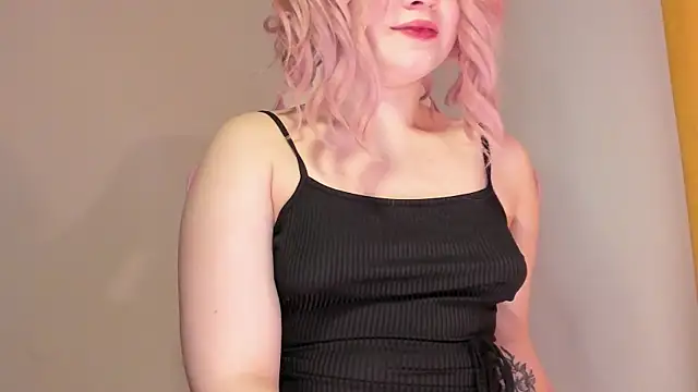 Snapshot of SueNiceeeee chatting on 11.06.25 SueNiceeeee online show from 11.06.25