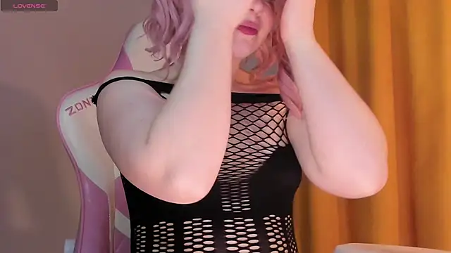 Snapshot of SueNiceeeee chatting on 11.11.25 SueNiceeeee online show from 11.11.25