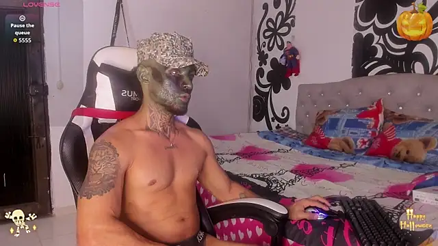 Snapshot of yomo95 chatting on 10.31.25 yomo95 online show from 10.31.25