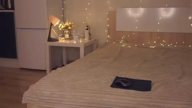 Snapshot of missbeatriss chatting on 12.14.24 missbeatriss online show from 12.14.24