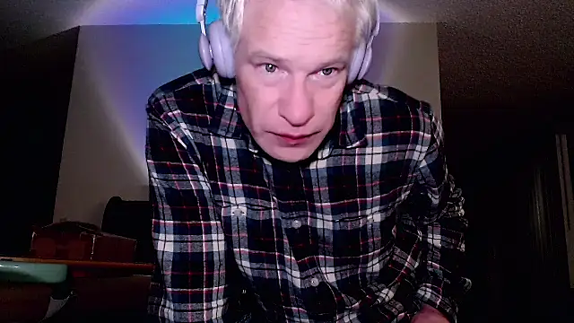 Snarfle82 online show from 10.26.25