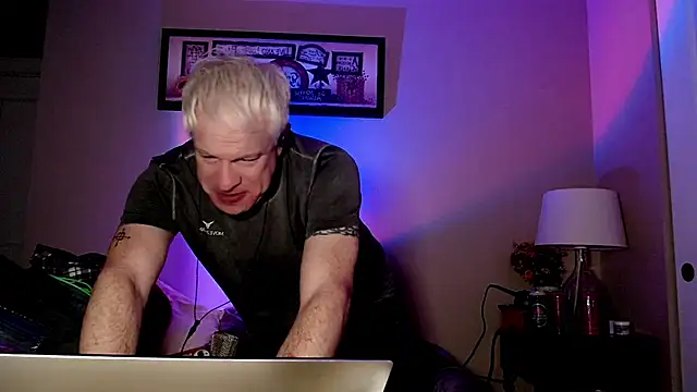 Snarfle82 online show from 12.15.25