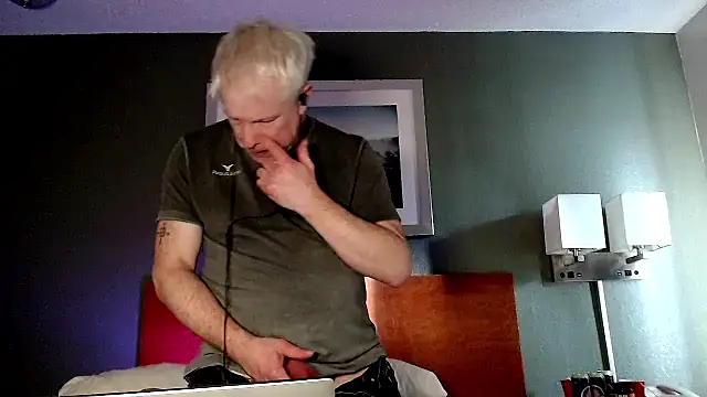 Snarfle82 online show from 12.19.25