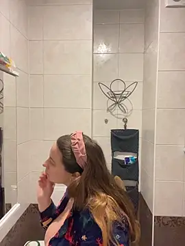 Snapshot of DienkaGreen chatting on 12.21.25 DienkaGreen online show from 12.21.25