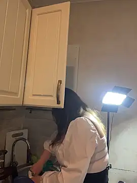 Snapshot of DienkaGreen chatting on 12.21.25 DienkaGreen online show from 12.21.25