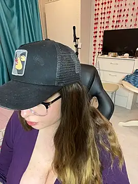 Snapshot of DienkaGreen chatting on 02.08.26 DienkaGreen online show from 02.08.26