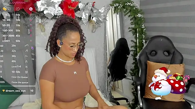 Snapshot of EmmaFerrary chatting on 11.28.25 EmmaFerrary online show from 11.28.25