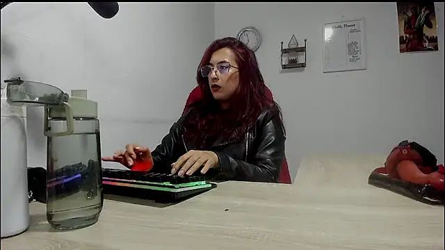 Snapshot of Scarlett_Sen chatting on 02.17.25 Scarlett Sen online show from 02.17.25