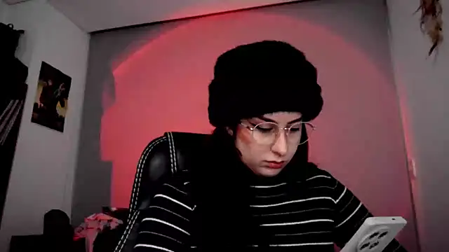 Snapshot of Scarlett_Sen chatting on 10.25.25 Scarlett Sen online show from 10.25.25