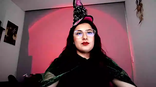 Snapshot of Scarlett_Sen chatting on 10.27.25 Scarlett Sen online show from 10.27.25