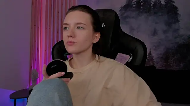 Snapshot of JennyDens chatting on 12.17.24 JennyDens online show from 12.17.24