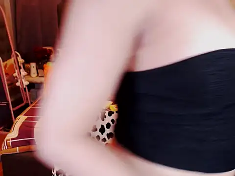 Snapshot of UnMarriedwifeTSX chatting on 10.24.25 UnMarriedwifeTSX online show from 10.24.25