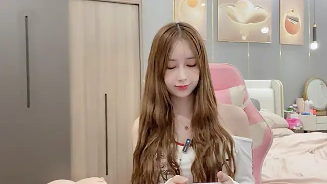 Snapshot of ANNA102 chatting on 02.19.25 ANNA102 online show from 02.19.25