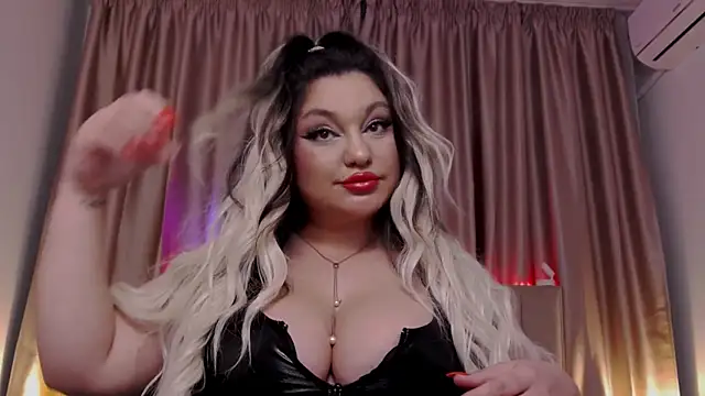 Snapshot of Larissa_K chatting on 11.12.25 Larissa K online show from 11.12.25