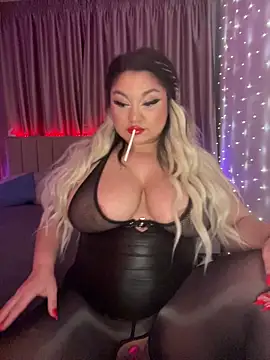 Snapshot of Larissa_K chatting on 11.21.25 Larissa K online show from 11.21.25