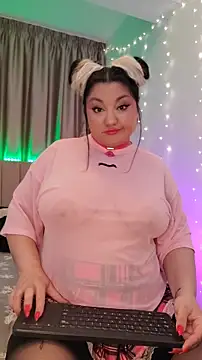 Snapshot of Larissa_K chatting on 12.17.25 Larissa K online show from 12.17.25