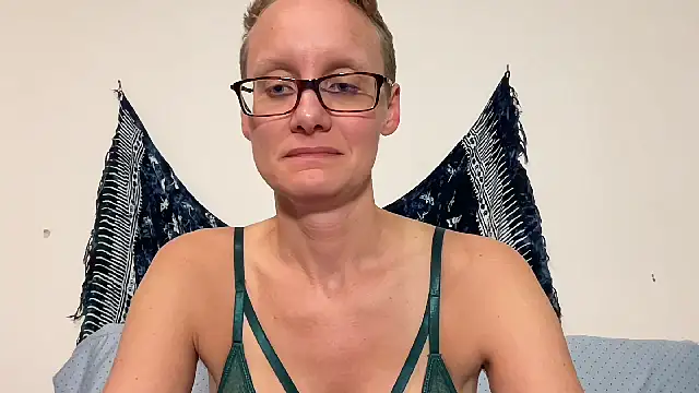 Snapshot of LeahWilde chatting on 01.03.25 LeahWilde online show from 01.03.25