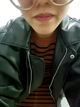 Snapshot of HinaLovely chatting on 12.31.24 HinaLovely online show from 12.31.24