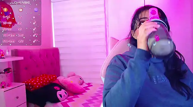 Snapshot of Vannessa__Shy chatting on 12.13.24 Vannessa Shy online show from 12.13.24