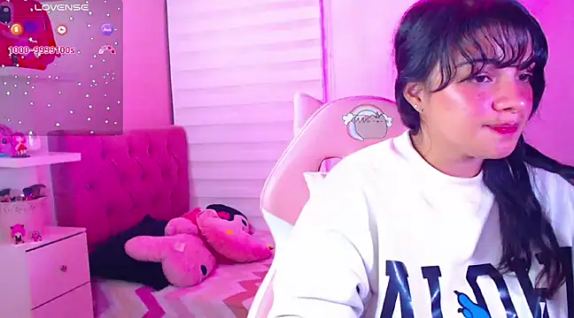 Snapshot of Vannessa__Shy chatting on 12.19.24 Vannessa Shy online show from 12.19.24