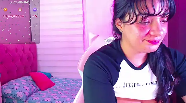 Snapshot of Vannessa__Shy chatting on 12.19.24 Vannessa Shy online show from 12.19.24