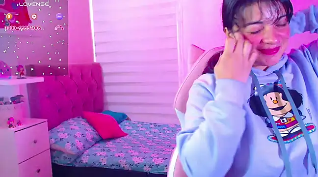 Snapshot of Vannessa__Shy chatting on 12.21.24 Vannessa Shy online show from 12.21.24