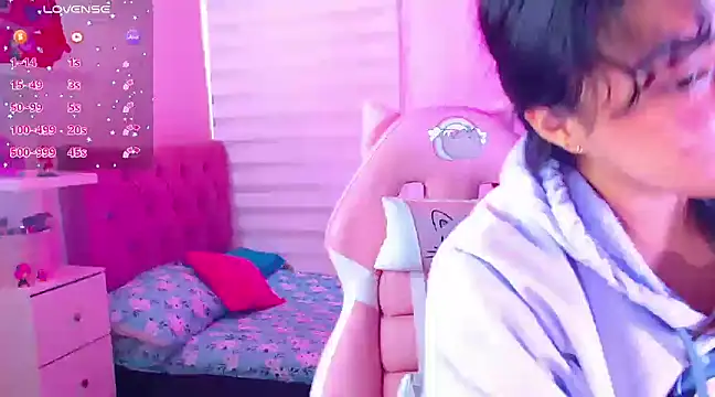 Snapshot of Vannessa__Shy chatting on 12.21.24 Vannessa Shy online show from 12.21.24