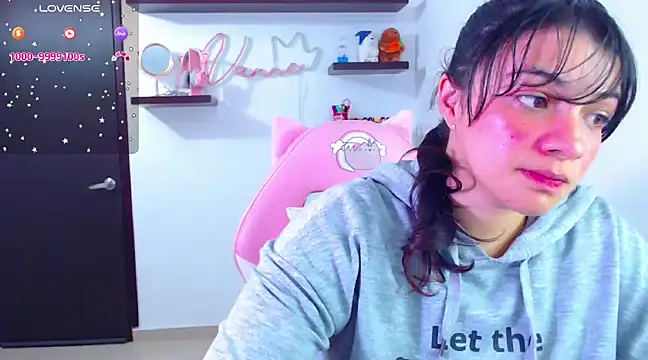 Snapshot of Vannessa__Shy chatting on 02.05.25 Vannessa Shy online show from 02.05.25