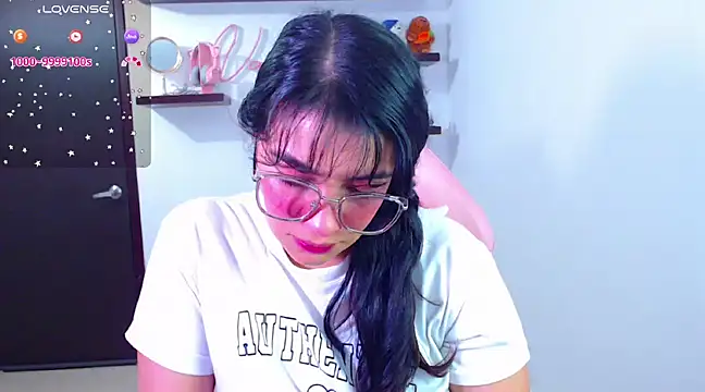 Snapshot of Vannessa__Shy chatting on 02.07.25 Vannessa Shy online show from 02.07.25