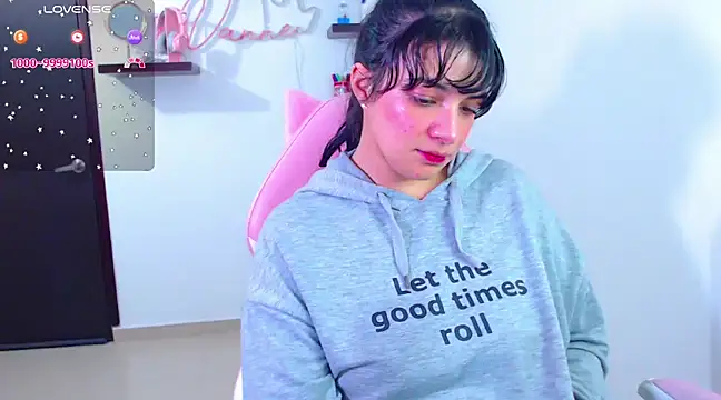 Snapshot of Vannessa__Shy chatting on 02.15.25 Vannessa Shy online show from 02.15.25