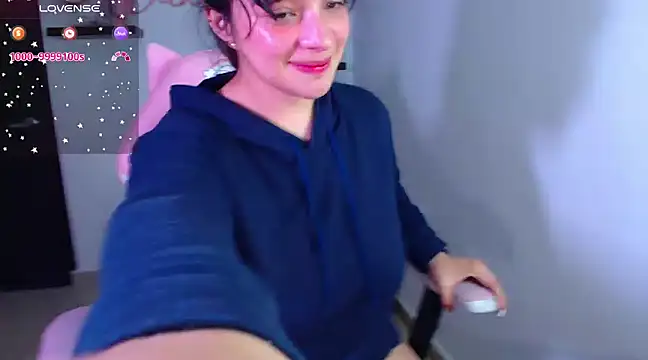 Snapshot of Vannessa__Shy chatting on 02.19.25 Vannessa Shy online show from 02.19.25