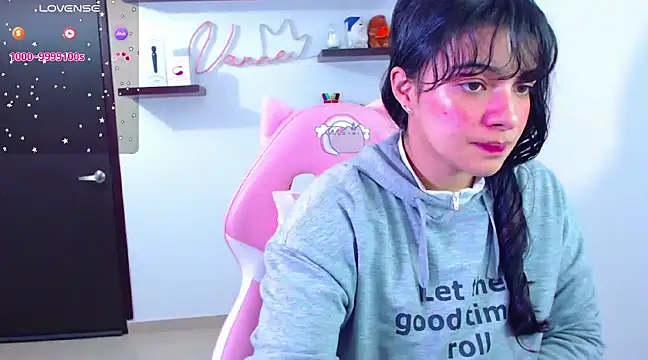 Snapshot of Vannessa__Shy chatting on 03.12.25 Vannessa Shy online show from 03.12.25