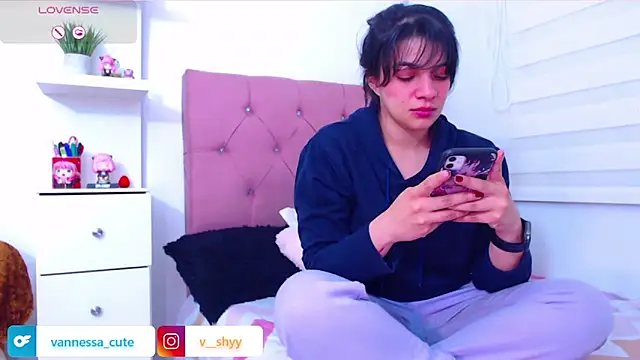 Snapshot of Vannessa__Shy chatting on 09.10.25 Vannessa Shy online show from 09.10.25