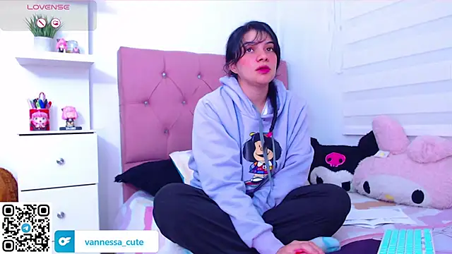 Snapshot of Vannessa__Shy chatting on 09.19.25 Vannessa Shy online show from 09.19.25