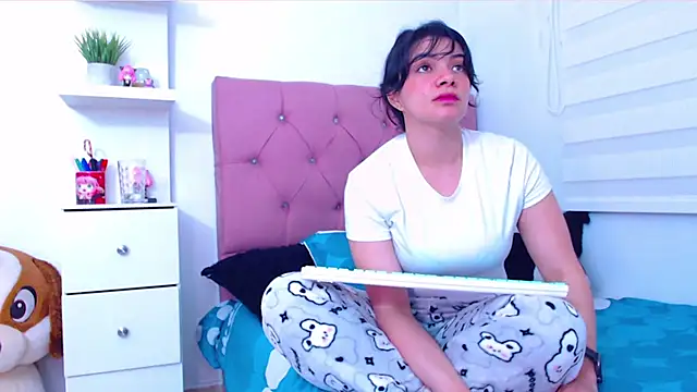 Snapshot of Vannessa__Shy chatting on 09.22.25 Vannessa Shy online show from 09.22.25