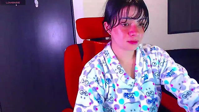 Snapshot of Vannessa__Shy chatting on 10.13.25 Vannessa Shy online show from 10.13.25