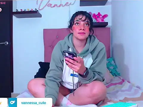 Snapshot of Vannessa__Shy chatting on 10.28.25 Vannessa Shy online show from 10.28.25