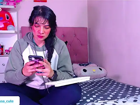 Snapshot of Vannessa__Shy chatting on 11.25.25 Vannessa Shy online show from 11.25.25