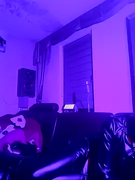 Snapshot of Crystalbitchx chatting on 12.21.24 Crystalbitchx online show from 12.21.24